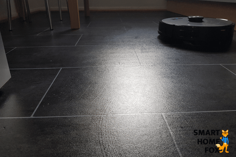 Der Proscenic M8 PRO wischt den Boden in der Küche